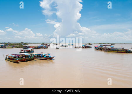 Lange Boote verbunden und günstig in der Nähe der Ufer des Tonle Sap See, für Touristische Verkehrsmittel Kampong Phluk schwimmenden Dorf, Siem Reap, Kambodscha Stockfoto