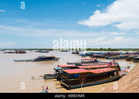 Lange Boote verbunden und günstig in der Nähe der Ufer des Tonle Sap See, für Touristische Verkehrsmittel Kampong Phluk schwimmenden Dorf, Siem Reap, Kambodscha Stockfoto