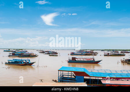 Lange Boote verbunden und günstig in der Nähe der Ufer des Tonle Sap See, für Touristische Verkehrsmittel Kampong Phluk schwimmenden Dorf, Siem Reap, Kambodscha Stockfoto