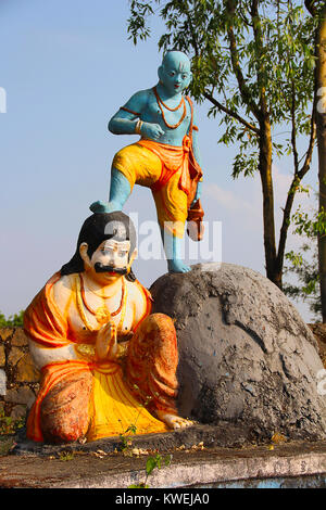 Vaman (fünfte Avatar des Hindu-Gottes Vishnu) mit seinem Bein auf Bali, Tempel, Nilkantheshwar Panshet, Pune Stockfoto