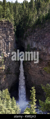 Acht Foto vertikale Panorama der Spahats Creek Falls in den Wells Gray Park, British Columbia. Stockfoto