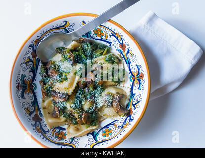 Ravioli mit Spinat und Pilze Stockfoto