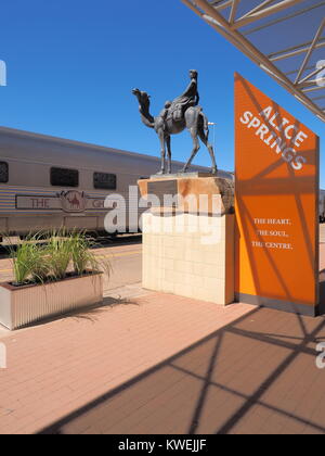 Alice Springs, Australien - September 7, 2017: Der berühmte Ghan Railway an der Alice Springs Terminal mit einem lokalen Zeichen Stockfoto