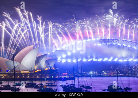 Australien feiert die Ankunft des Jahres 2018 mit einem Silvesterfeuerwerk im Hafen von Sydney. Die beliebte jährliche Veranstaltung zieht mehr als eine Million Besucher an. Stockfoto