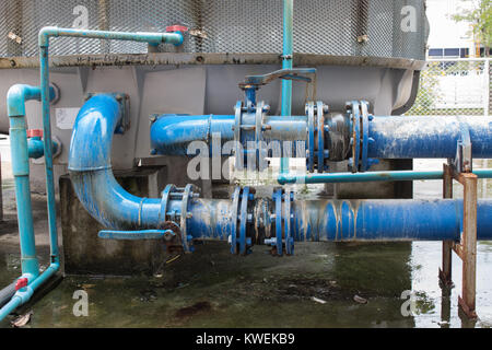 Die großen Rohrverbindungen und Wasserventil in Leitung Leitungswasser Stockfoto
