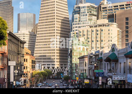 SAN FRANCISCO, USA - 29. JUNI 2017: Zwei ikonischen Gebäuden von San Francisco, die Transamerica Pyramid und das Columbus Tower in Little Italy in Californi Stockfoto