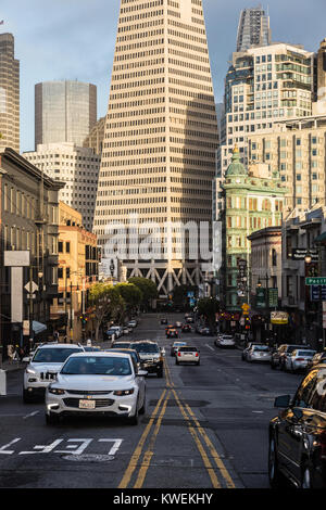 SAN FRANCISCO, USA - 29. JUNI 2017: Zwei ikonischen Gebäuden von San Francisco, die Transamerica Pyramid und das Columbus Tower in Little Italy in Californi Stockfoto