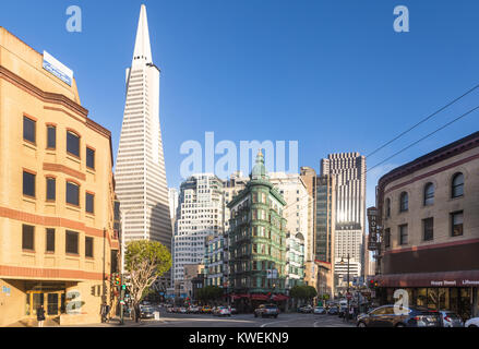 SAN FRANCISCO, USA - 29. JUNI 2017: Zwei ikonischen Gebäuden von San Francisco, die Transamerica Pyramid und das Columbus Tower in Little Italy in Californi Stockfoto