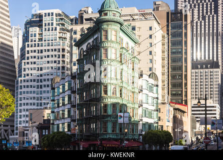 SAN FRANCISCO, USA - 29. JUNI 2017: Zwei ikonischen Gebäuden von San Francisco, die Transamerica Pyramid und das Columbus Tower in Little Italy in Californi Stockfoto