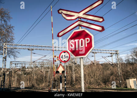 Serbien - Verkehrszeichen auf der Straße vor einem Bahnübergang Kreuzung Stockfoto