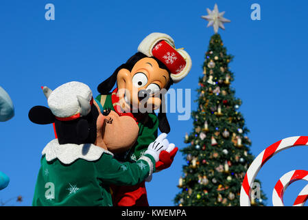 Weihnachtsparade Disneyland Paris EuroDisney. Weihnachtsbaum und Figuren Stockfoto