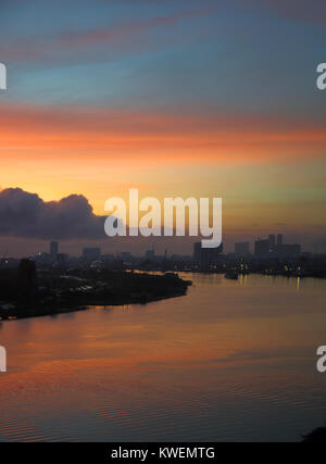 Sonnenaufgang über dem Fluss Saigon Saigon oder Ho Chi Minh City Vietnam Stockfoto
