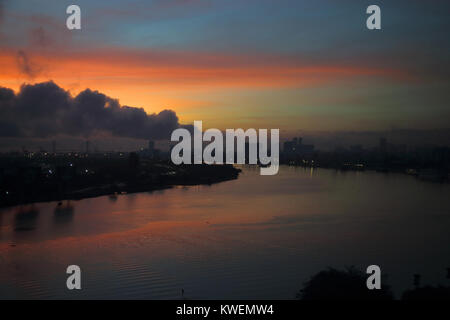 Sonnenaufgang über dem Fluss Saigon Saigon oder Ho Chi Minh City Vietnam Stockfoto