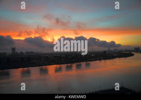 Sonnenaufgang über dem Fluss Saigon Saigon oder Ho Chi Minh City Vietnam Stockfoto