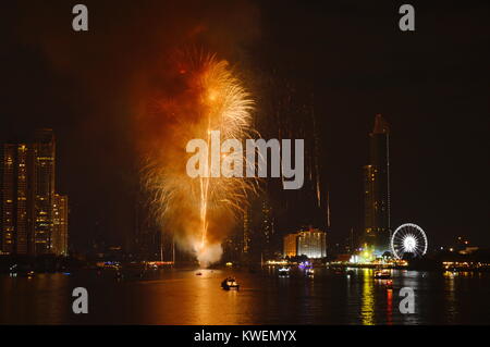 Neues Jahr feier Feuerwerk am Fluss in Thailand Stockfoto
