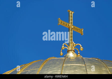 Dome und Kreuz des Alexander Memorial Kathedrale in Sofia, der Hauptstadt Bulgariens. Die Kathedrale wurde von russischen Architekten Alexander konzipiert Stockfoto