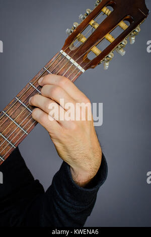 Gitarrist spielt eine B7 B5 Akkord auf der klassischen Gitarre mit Nylonsaiten Stockfoto