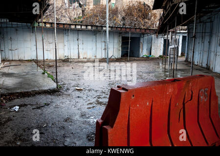 Hebron, Palästina, 8. Januar 2011: Verlassene palästinensische Geschäfte auf der Shuhada Straße. Es verwendet eine Hauptstraße von Hebron zu sein, ist es nun für Palestin geschlossen Stockfoto