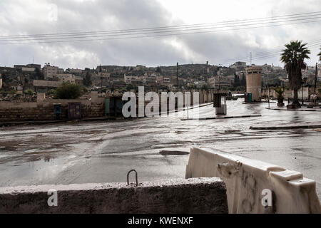 Hebron, Palästina, 8. Januar 2011: Verlassene Shuhada Street in Hebron und israelische Check Point. Es verwendet eine Hauptstraße von Hebron zu sein, es ist nun geschlossen. Stockfoto