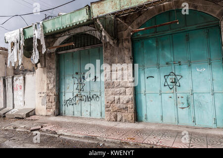 Hebron, Palästina, 8. Januar 2011: Verlassene palästinensische Geschäfte auf der Shuhada Straße. Es verwendete Hauptstraße von Hebron zu sein, ist es nun für Palestinia geschlossen Stockfoto