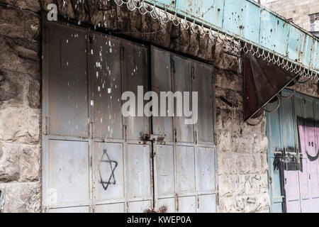 Hebron, Palästina, 8. Januar 2011: Verlassene palästinensische Geschäfte auf der Shuhada Straße. Es verwendete Hauptstraße von Hebron zu sein, ist es nun für Palestinia geschlossen Stockfoto