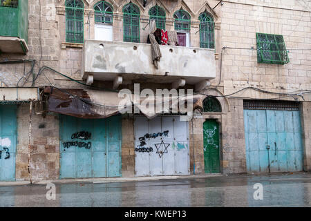 Hebron, Palästina, 8. Januar 2011: Verlassene palästinensische Geschäfte auf der Shuhada Straße. Es verwendete Hauptstraße von Hebron zu sein, ist es nun für Palestinia geschlossen Stockfoto