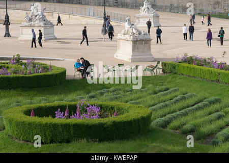 Frankreich, Paris, Paar in Truileries Garten mit Blumen und Grün Stockfoto