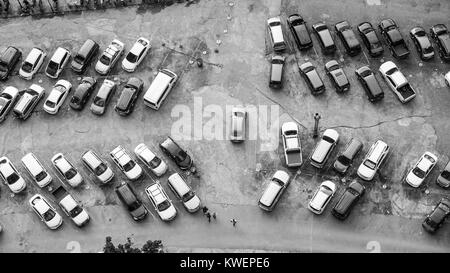 Autos schön auf dem Parkplatz ausgerichtet Stockfoto