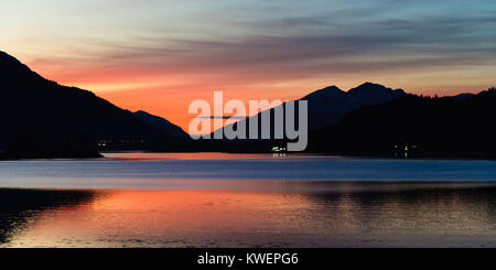 Eine Ende November Sonnenuntergang über Loch Leven und die Hügel von Ardgour, von Invercoe genommen Stockfoto