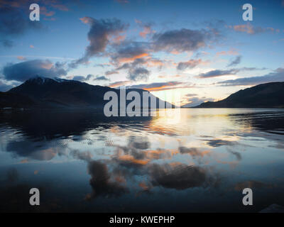 Sonnenuntergang hinter Beinn a' Bheithir und Ballachulish über Loch Leven von Glencoe, Schottland gesehen Stockfoto