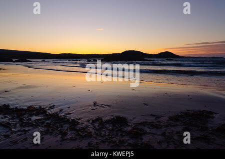 Sonnenuntergang auf der Bach am Firemore Sands, am Ufer des Loch Ewe, Wester Ross, Schottland. Stockfoto