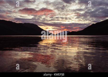 Ende September Sonnenuntergang vom Strand bei Invercoe, in der Nähe von Glencoe, Schottland, mit Blick über den Loch Leven und Loch Linnhe in Richtung Ardgour und Ballachuli Stockfoto