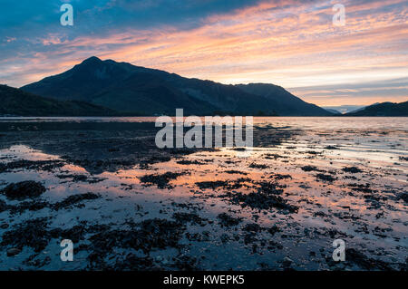 Sonnenuntergang über Beinn a' Bheithir und Ballachulish aus Invercoe am Ufer des Loch Leven Stockfoto