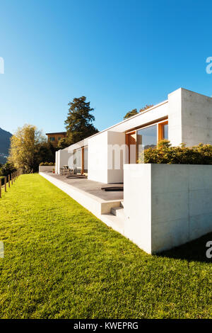 Schönes, modernes Haus in Zement, Blick vom Garten Stockfoto