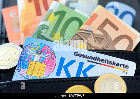 Gesundheit Karte eine Änderung Geldbeutel und Euronotes, Krankenversicherung Beiträge, Gesundheitskarte in einer Geldb?rse und Euroscheine, Krankenkassenb Stockfoto