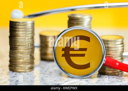 Stethoskop mit eurosign und Münze Pile, symbolische Foto Krankenversicherung Beiträge, Stethoskop mit Eurozeichen und M? nzstapel, Symbolfoto Kr Stockfoto