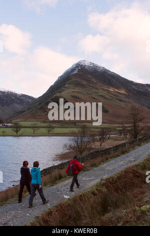 Wanderer zu Fuß neben Buttermere See im englischen Lake District Stockfoto