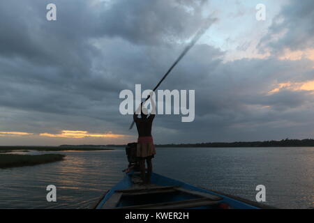 Fischer auf Chilika See, Odisha, Indien Stockfoto