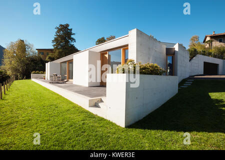 Schönes, modernes Haus in Zement, Blick vom Garten Stockfoto