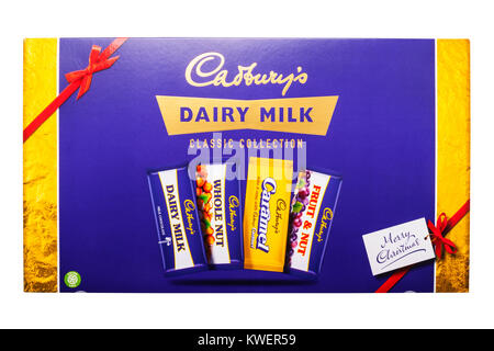 Ein Klassiker der Sammlung von Cadbury Dairy Milk Auswahlbox auf weißem Hintergrund Stockfoto