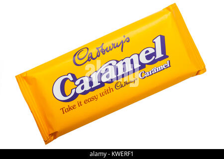 Eine Bar von Cadbury Caramel auf weißem Hintergrund Stockfoto