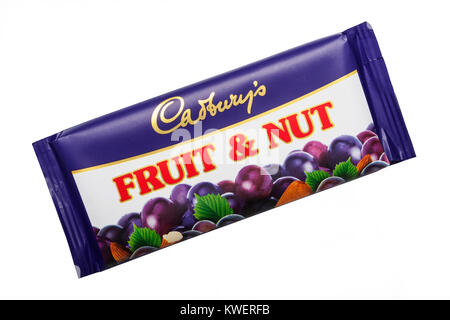 Eine Bar von Cadbury's Fruit & Mutter Milch Schokolade auf weißem Hintergrund Stockfoto