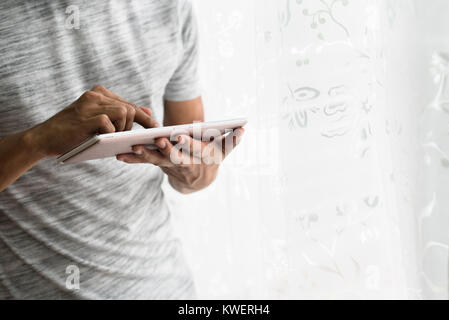 Asian teen Buzy mit seinem Tablet. Soziale lifestyle Konzept Stockfoto