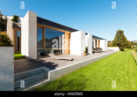 Schönes, modernes Haus in Zement, Blick vom Garten Stockfoto