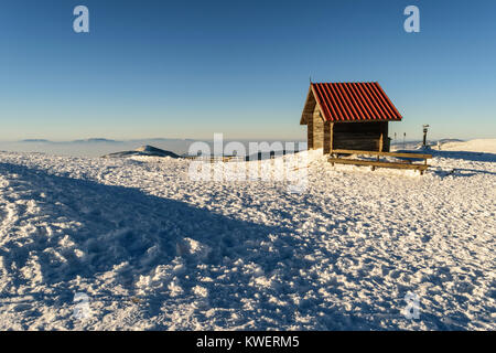 Kleines Haus in der Nähe der Skipiste im Winter auf dem Berg Kopaonik, Serbien anmelden Stockfoto