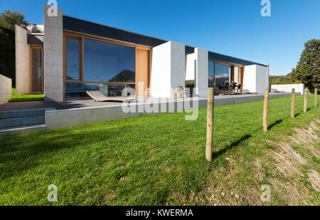 Schönes, modernes Haus in Zement, Blick vom Garten Stockfoto