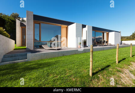 Schönes, modernes Haus in Zement, Blick vom Garten Stockfoto