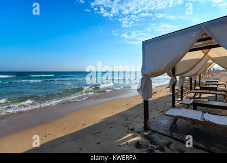 Luxury Beach Zelte Überdachungen auf Morgen Paradies weissen Sandstrand (Lido Marini, Salento, Apulien, Süditalien). Stockfoto