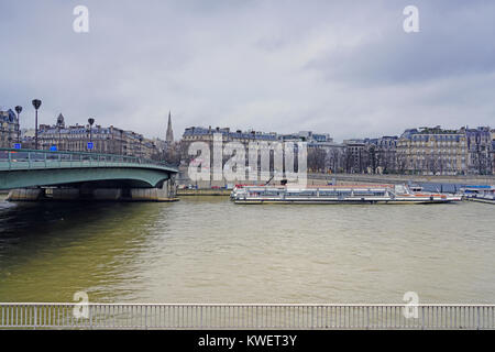 Blick auf die Pont de l'Alma, eine Brücke über die Seine in Paris, Frankreich Stockfoto