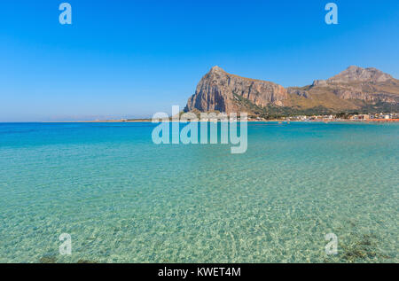 Paradies Tyrrhenische Meer Bucht, San Vito lo Capo Strand mit klarem, azurblauem Wasser und extremally weißer Sand, und Monte Monaco in weit, Sizilien, Italien. Personen u Stockfoto